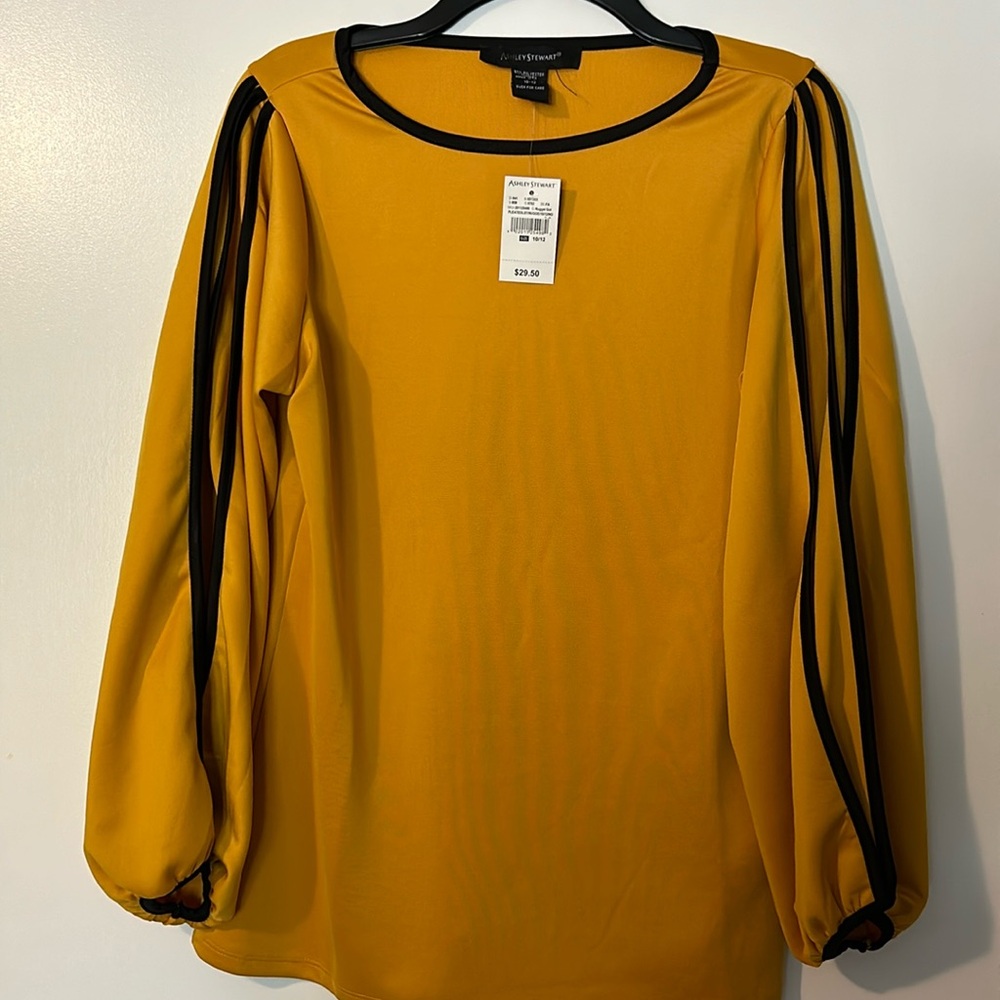 Beautiful blouse!  NWT